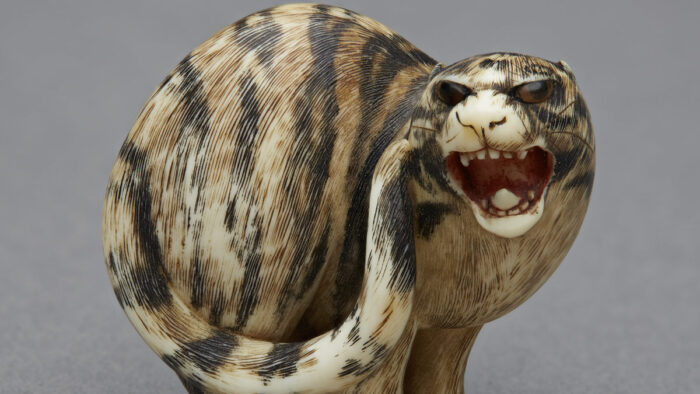 Photo of a sculpture of a hissing cat