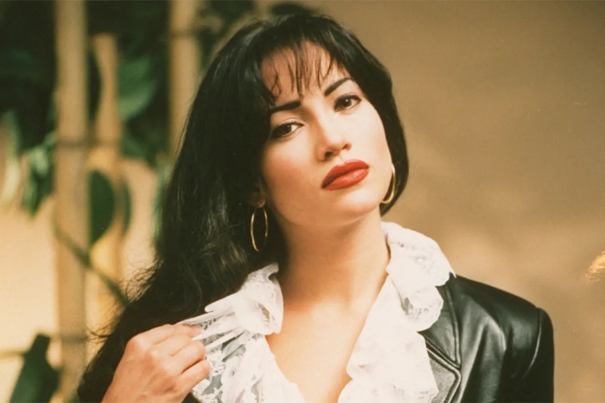 A film still of Jennifer Lopez playing the musician Selena.